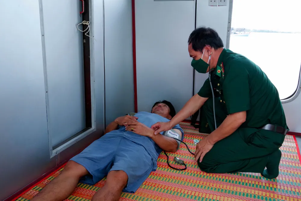 Quân y Biên phòng tỉnh Sóc Trăng thăm khám sức khỏe cho các thuyền viên gặp nạn 30c8e9f1e73e53600a2f.jpg