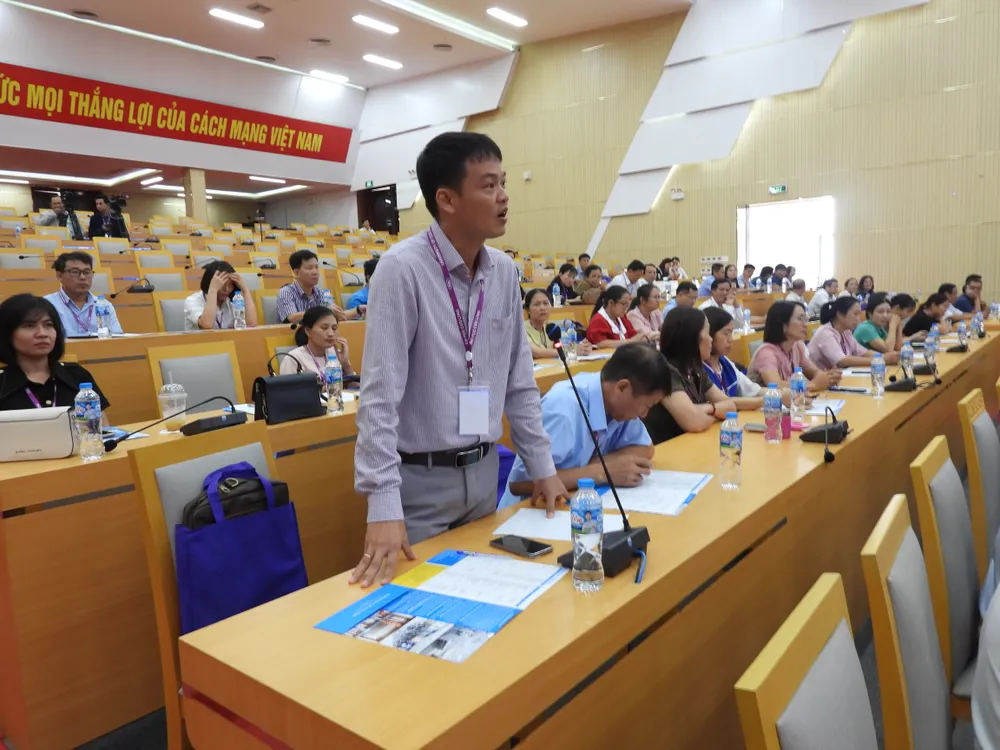 Các đại biểu tham gia đóng góp ý kiến tại hội nghị 6 Đại biểu trình bày ý kiến tại Hội nghị..JPG