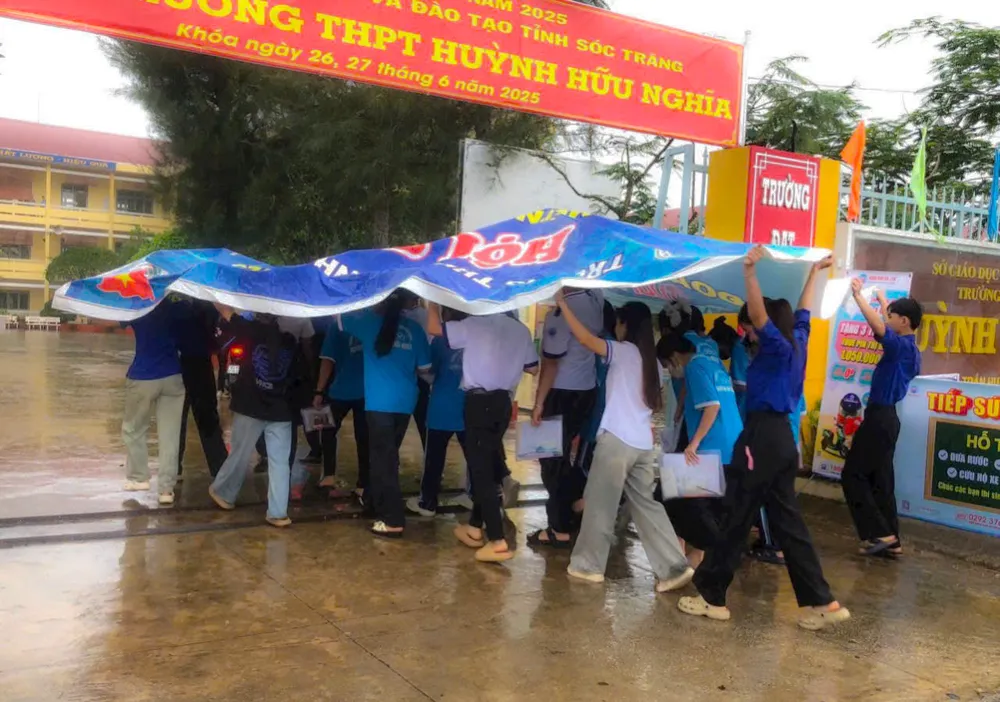 Các tình nguyện viên hỗ trợ thí sinh vào điểm thi Trường THPT Huỳnh Hữu Nghĩa (huyện Mỹ Tú, tỉnh Sóc Trăng) e3ac49ac0974be2ae765.jpg