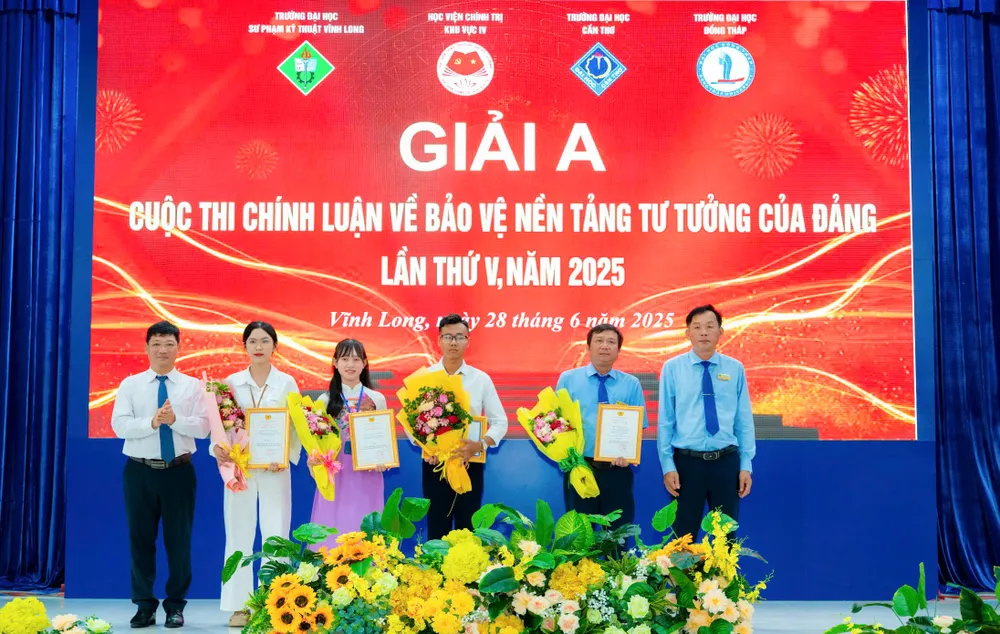 Trao giải A cho các tác giả tại Cuộc thi chính luận về bảo vệ nền tảng tư tưởng của Đảng b5ff9df86006d7588e17.jpg