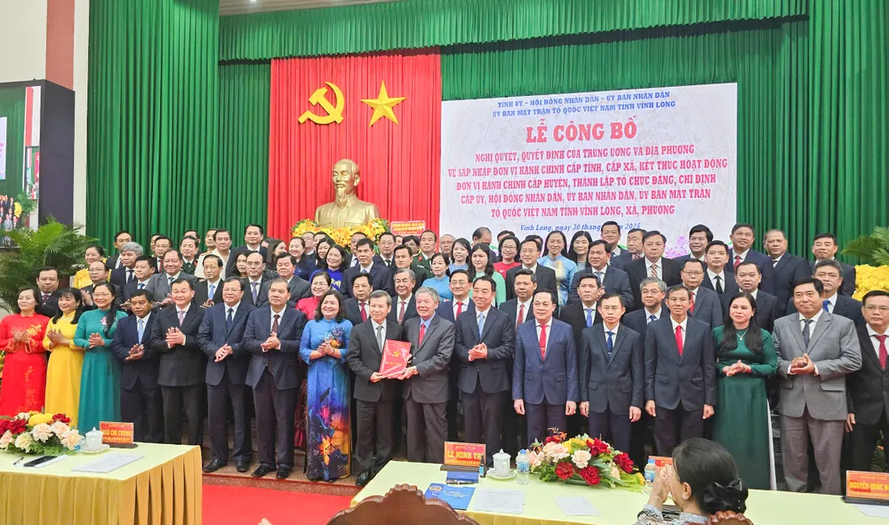 Đồng chí Lê Minh Trí, Bí thư Trung ương Đảng, Chánh án Tòa án Nhân dân tối cao trao các nghị quyết, quyết định cho tỉnh Vĩnh Long mới 04366ecd1459a307fa48.jpg