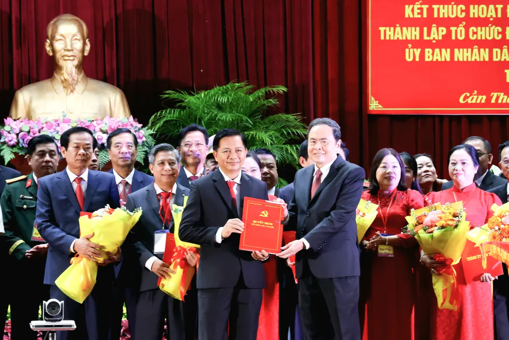 Chủ tịch Quốc hội Trần Thanh Mẫn trao quyết định cho tân Chủ tịch UBND TP Cần Thơ mới 0I6A4833.jpg
