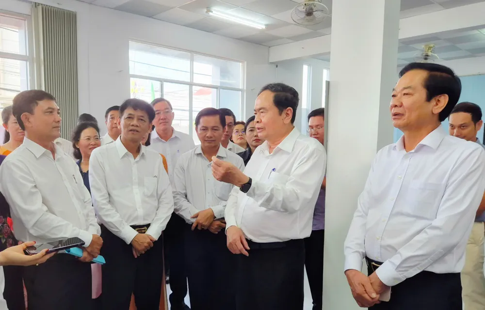 ប្រធានរដ្ឋសភាលោក Tran Thanh Man ពិនិត្យមជ្ឈមណ្ឌលរដ្ឋបាលសាធារណៈនៅសង្កាត់ Phu Loi (អតីតខេត្ត Soc Trang) 6f761be8e67851260869.jpg