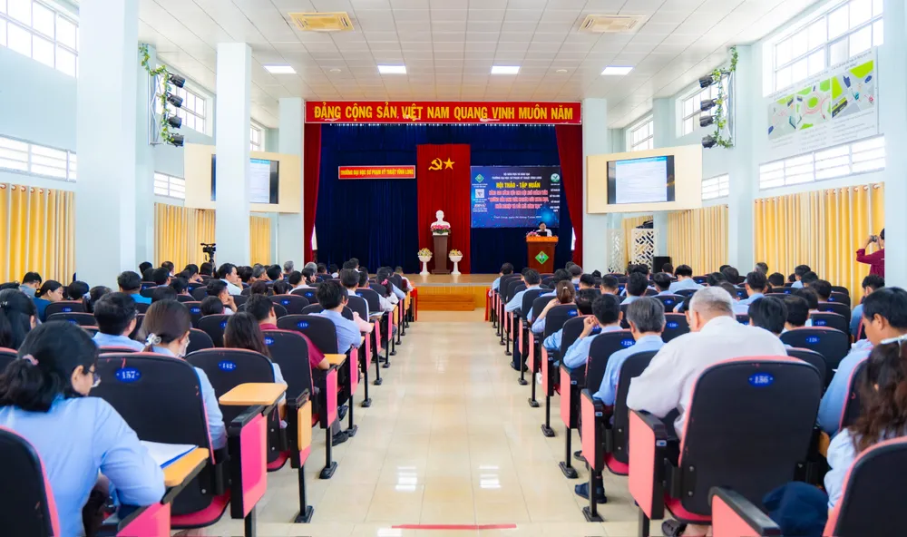 Đông đảo các chuyên gia, cán bộ, giảng viên và sinh viên tham gia hội thảo, tập huấn a1fb7adb378c81d2d89d.jpg