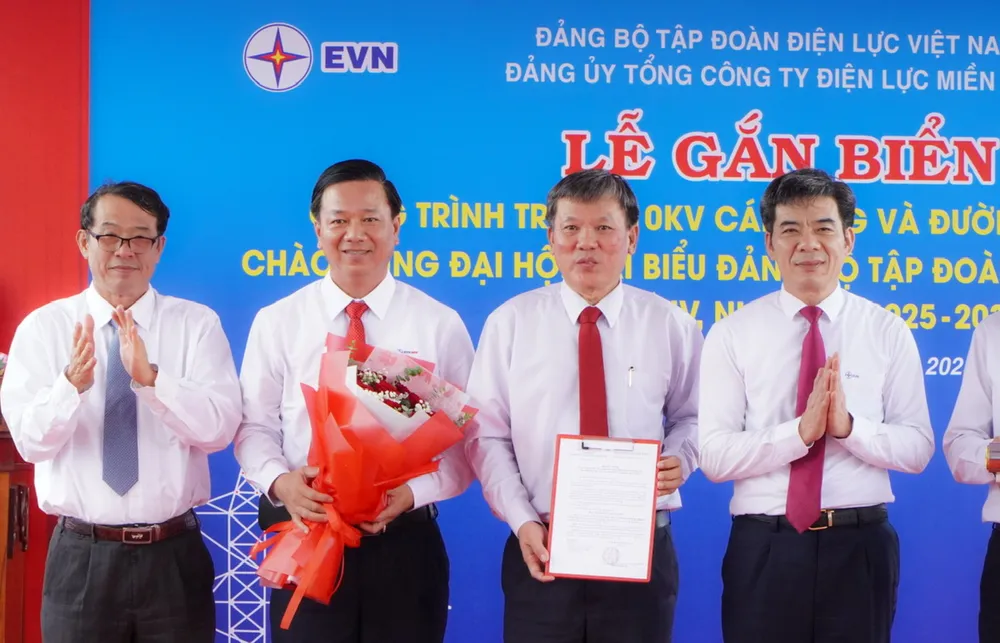 Khen thưởng các cá nhân, tập thể có nhiều nỗ lực trong triển khai công trình ee84e81cff9649c81087.jpg