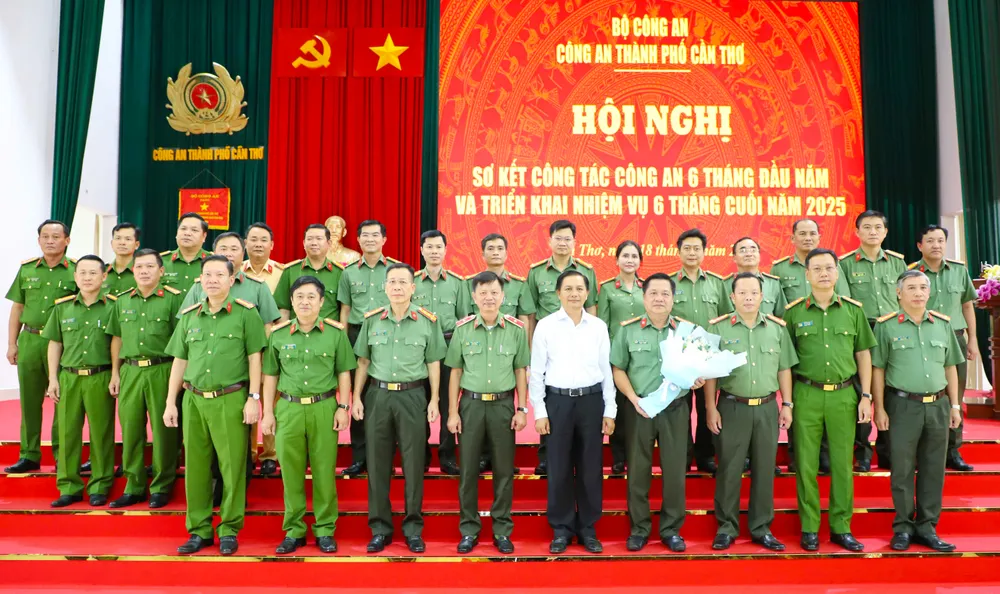 Chủ tịch UBND TP Cần Thơ Trần Văn Lâu và tập thể lãnh đạo Công an Thành phố Hinh 4.jpg