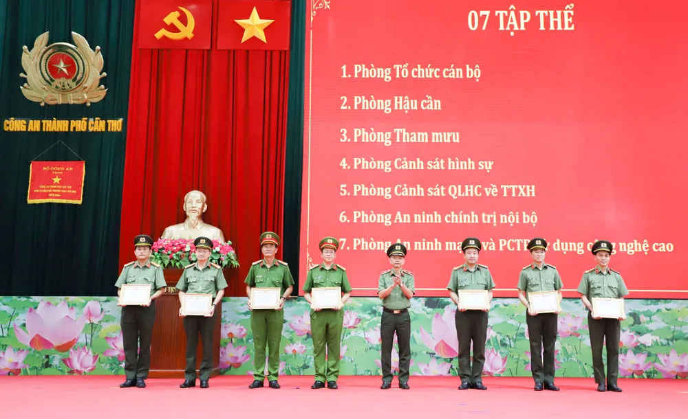 Khen thưởng các tập thể có nhiều thành tích trong công tác 6 tháng đầu năm 2025 Hinh 5.jpg