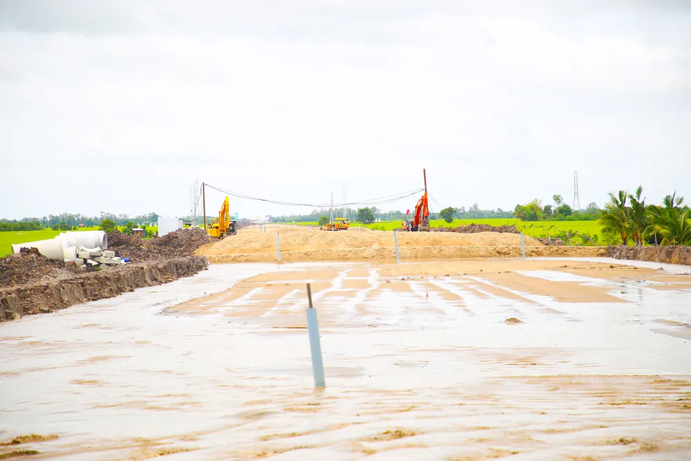 Các đơn vị nhà thầu đang khẩn trương thi công Dự án thành phần 1, cao tốc Châu Đốc - Cần Thơ - Sóc Trăng IMG_4808.jpg