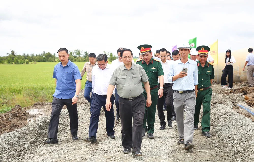 Thủ tướng Chính phủ Phạm Minh Chính trực tiếp đến kiểm tra tại công trường Dự án thành phần 1, cao tốc Châu Đốc - Cần Thơ - Sóc Trăng IMG_4856.jpg