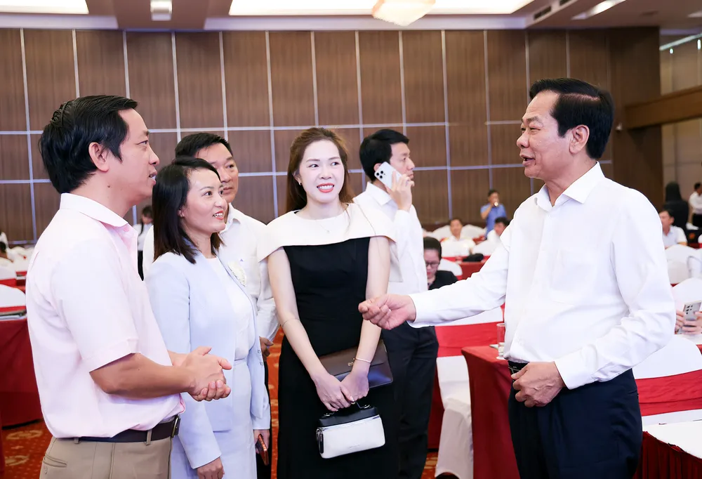 Đồng chí Đỗ Thanh Bình, Bí thư Thành ủy Cần Thơ trao đổi với các doanh nghiệp 0I6A8260.jpg