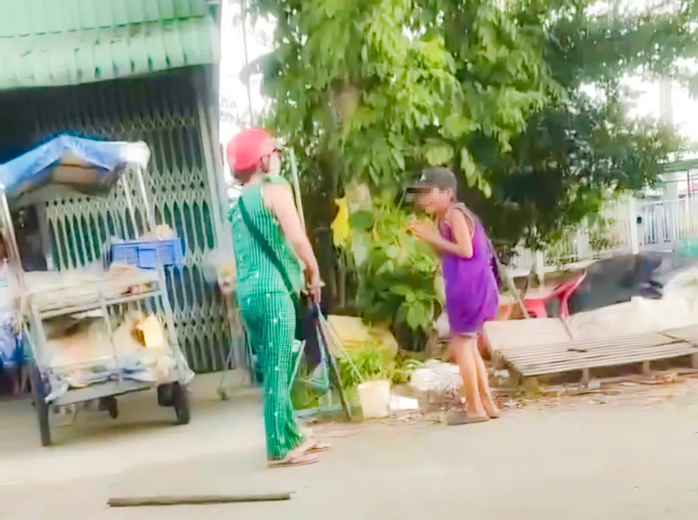 Sau khi bị đánh, T. chấp tay lạy xin tha, nhưng vẫn bị bà Đ. dùng cây đánh mạnh vào người 5b5ffa0a93161a484307.jpg
