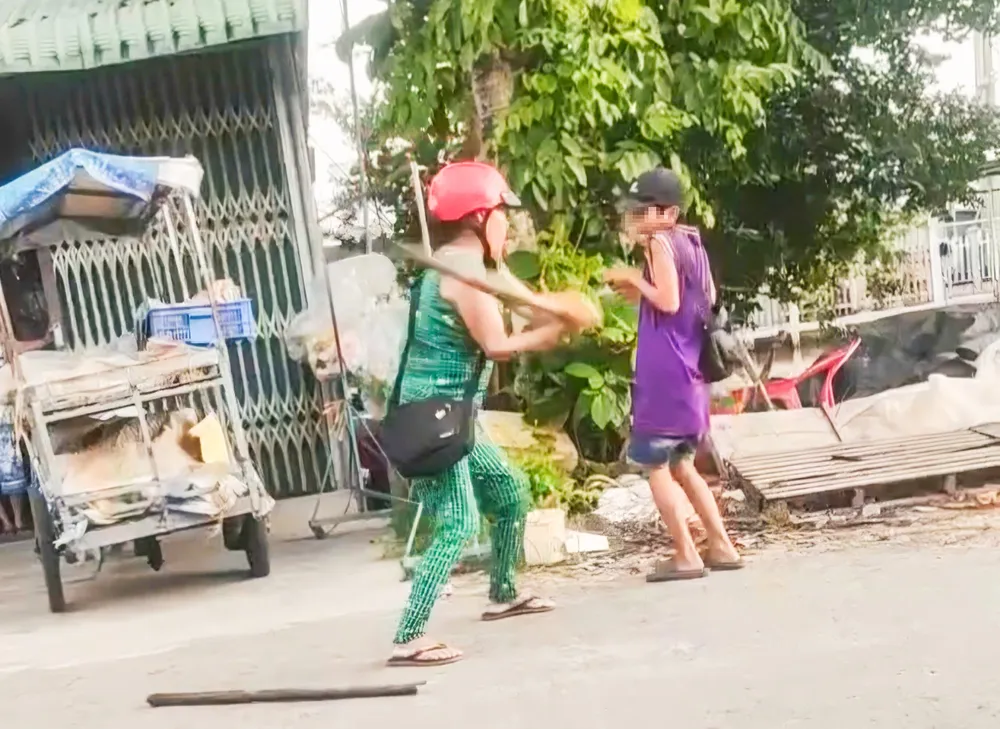Bà Đ. dùng cây đánh mạnh nhiều cái vào người bé T. f3927d82539fdac1838e.jpg