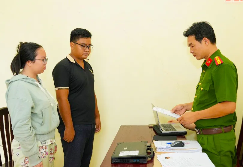 Hai đối tượng Huỳnh Như và Danh Lợi tại cơ quan công an 523522014_1057129896624588_2806084175605489456_n.jpg
