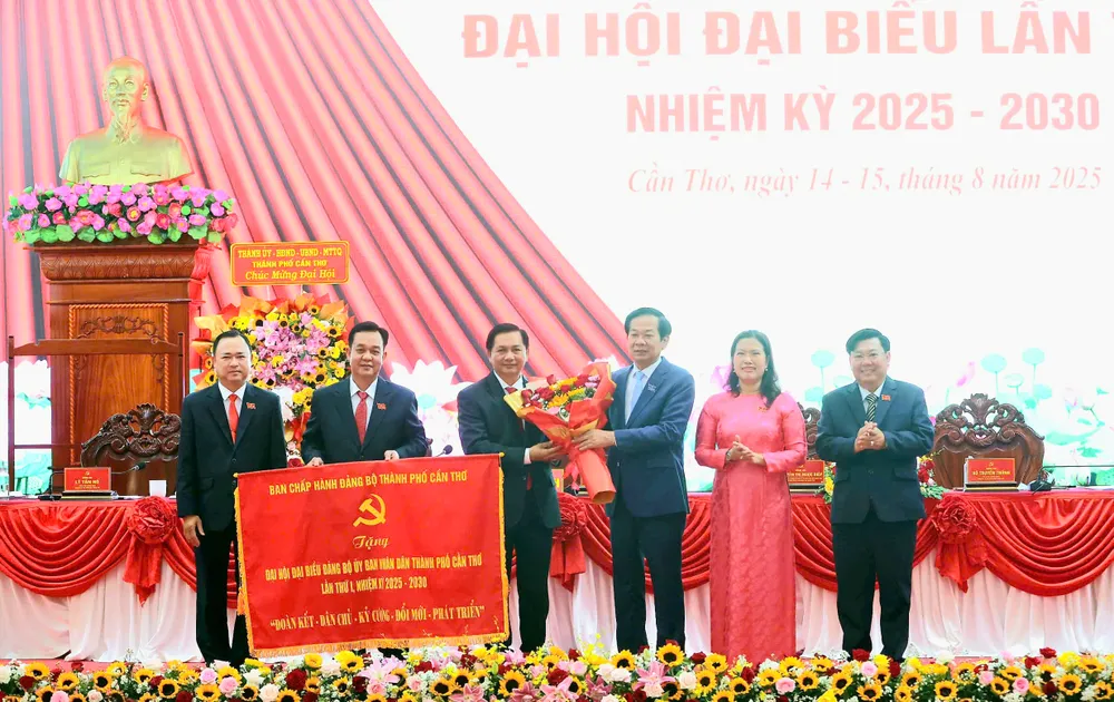 Bí thư Thành uỷ Cần Thơ Đỗ Thanh Bình tặng hoa chúc mừng Đại hội Đảng bộ UBND thành phố 492bcdd3d9ff51a108ee.jpg