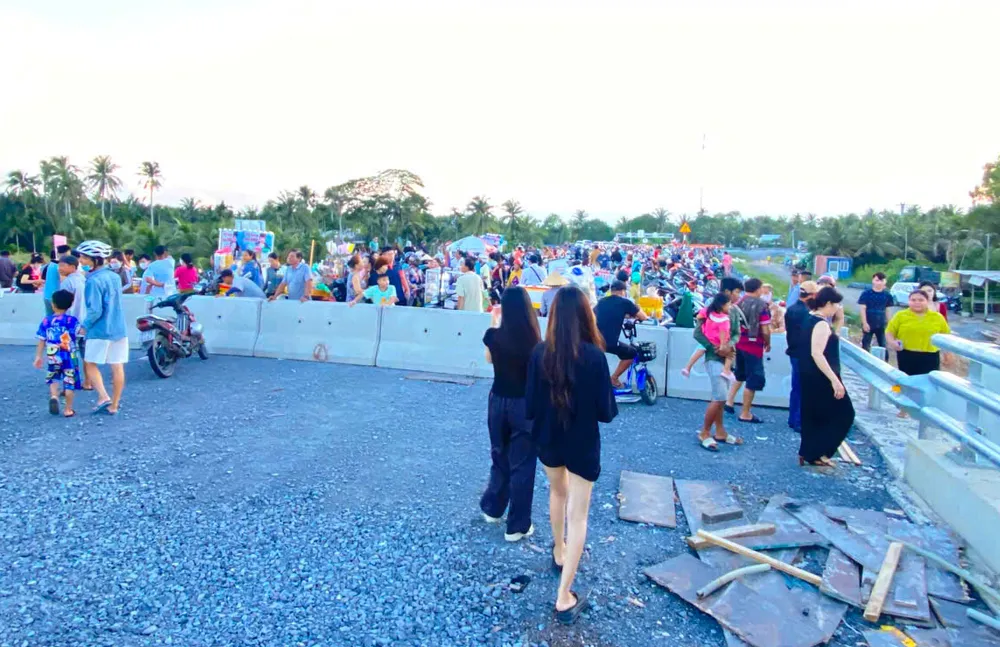 Buôn bán hàng rong xuất hiện trong công trường cầu Đại Ngãi 2 75f49534b91631486807.jpg