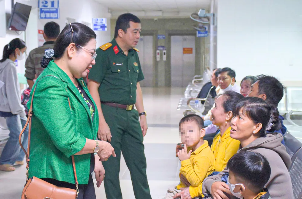 Frau Ho Thi Cam Dao, stellvertretende Sekretärin des Stadtparteikomitees und Vorsitzende des Komitees der Vietnamesischen Vaterländischen Front der Stadt Can Tho, besuchte Kinder, die zur medizinischen Untersuchung kamen. dc6a15ae679eefc0b68f.jpg