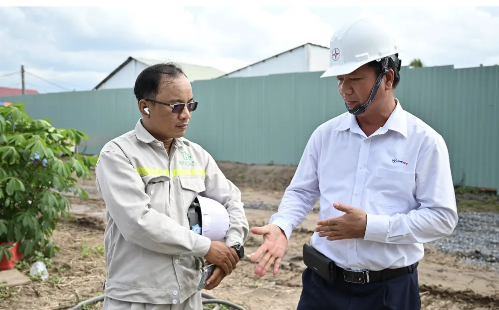 Ông Lê Hoàng Oanh, Thành viên Hội đồng thành viên EVNSPC chia sẻ với nhà thầu tại công trình tỉnh Tây Ninh Ảnh chụp Màn hình 2025-08-31 lúc 14.22.21.png