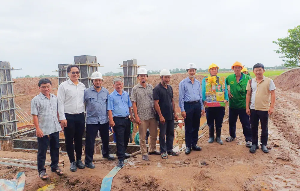 Ông Bành Đức Hoài, Thành viên Hội đồng thành viên EVNSPC (thứ 4 từ phải qua) thăm và tặng quà tại Đồng Tháp Banh Duc Hoai.jpg