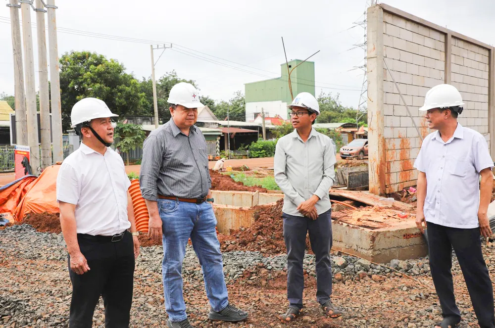 Phó Tổng Giám đốc EVNSPC Đoàn Đức Hưng (thứ 2 bên trái) kiểm tra tại công trường Trạm 110kV Phú Riềng và nhánh rẽ đấu nối trạm 110kV Phú Riềng tỉnh Đồng Nai Doan Duc Hung.jpg