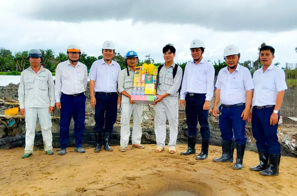 Phó Tổng Giám đốc EVNSPC Lâm Xuân Tuấn (thứ 3 bên trái qua) kiểm tra tiến độ, tặng quà nhà thầu tại dự án trạm biến áp 110kV Ngan Dừa, tỉnh Cà Mau Lam Xuan Tuan.jpg