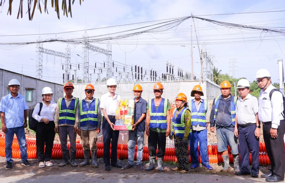 Ông Lê Xuân Hải, Thành viên Hội đồng thành viên EVNSPC (thứ 5 từ trái qua) thăm hỏi, kiểm tra trạm biến áp 110kV Phú Thuận, 110kV Ba Tri - Bình Thạnh, tỉnh Vĩnh Long Le Xuan Hai.jpg