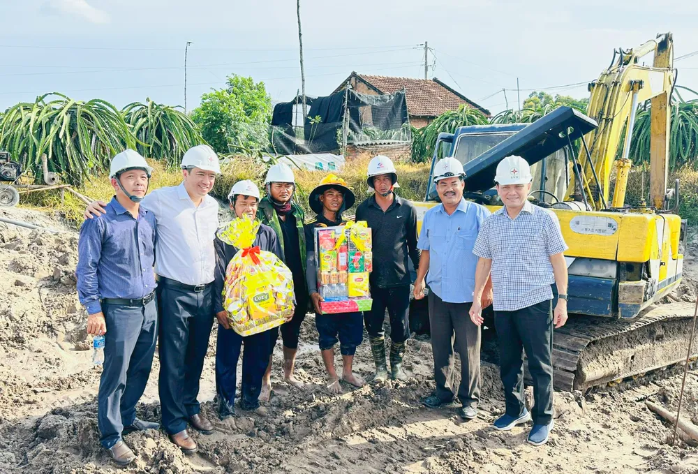 Tổng Giám đốc EVNSPC Nguyễn Phước Đức (bên phải) thăm, tặng quà đơn vị thi công tại công trường Hàm Tân – Tân Thành tỉnh Lâm Đồng Nguyen Phuoc Duc.jpg