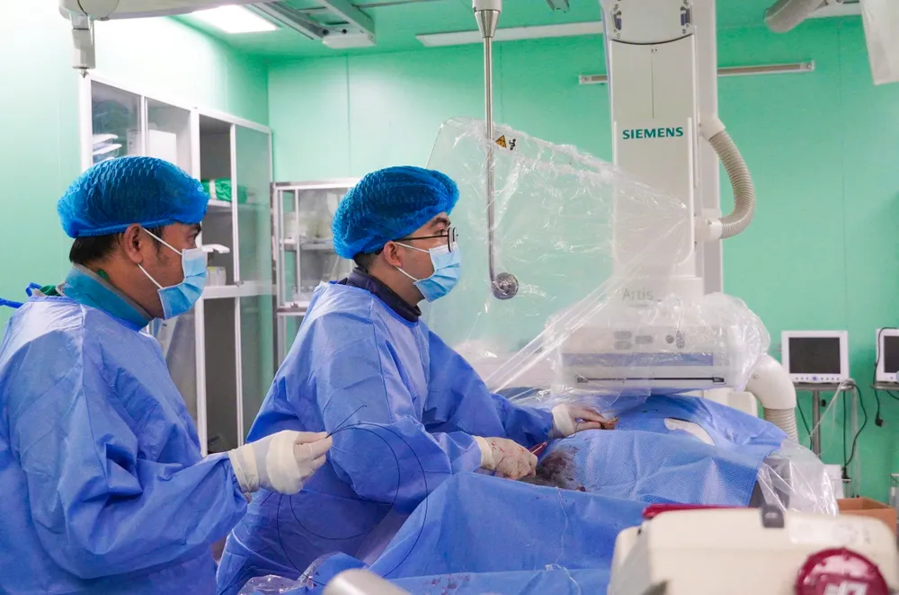 Ê kíp các bác sĩ thực hiện phẫu thuật e5ce993e5f10d44e8d01.jpg
