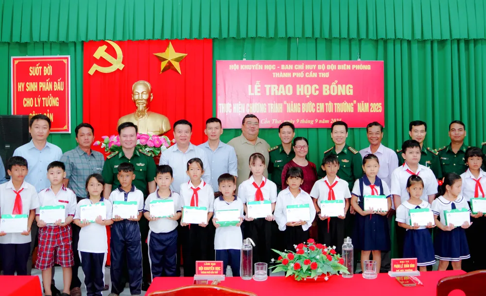 Các học sinh tại xã Vĩnh Hải (TP Cần Thơ) nhận học bổng chương trình “Nâng bước em tới trường” Ảnh HB..jpg