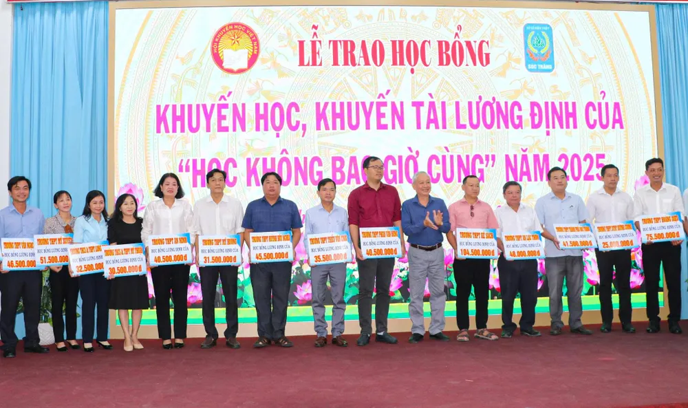 Lãnh đạo Hội khuyến học TP Cần Thơ trao học bổng đến đại diện các trường có học sinh đạt thành tích cao 149fe39605ef8fb1d6fe.jpg