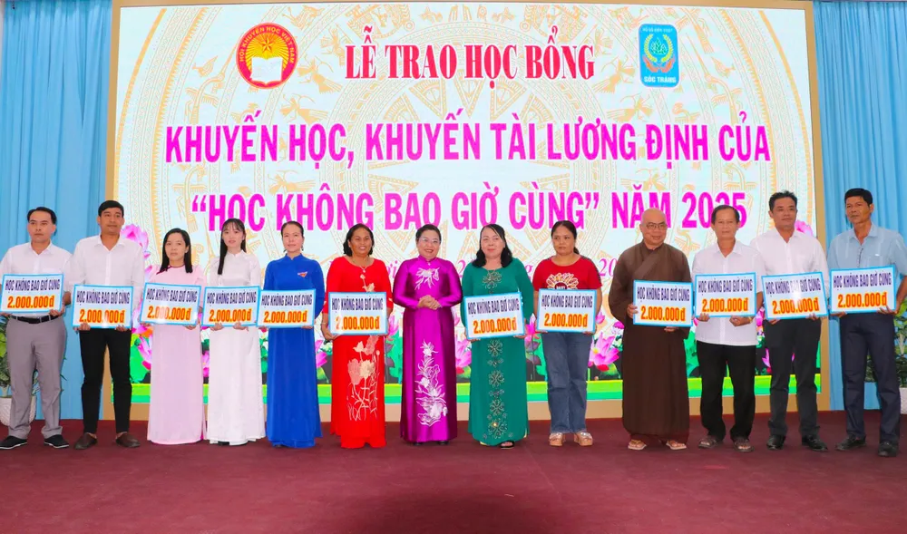 Bà Hồ Thị Cẩm Đào, Phó Bí thư Thành ủy, Chủ tịch Ủy ban MTTQ Việt Nam TP Cần Thơ trao học bổng Lương Định Của năm 2025 4ea646aaa0d32a8d73c2.jpg