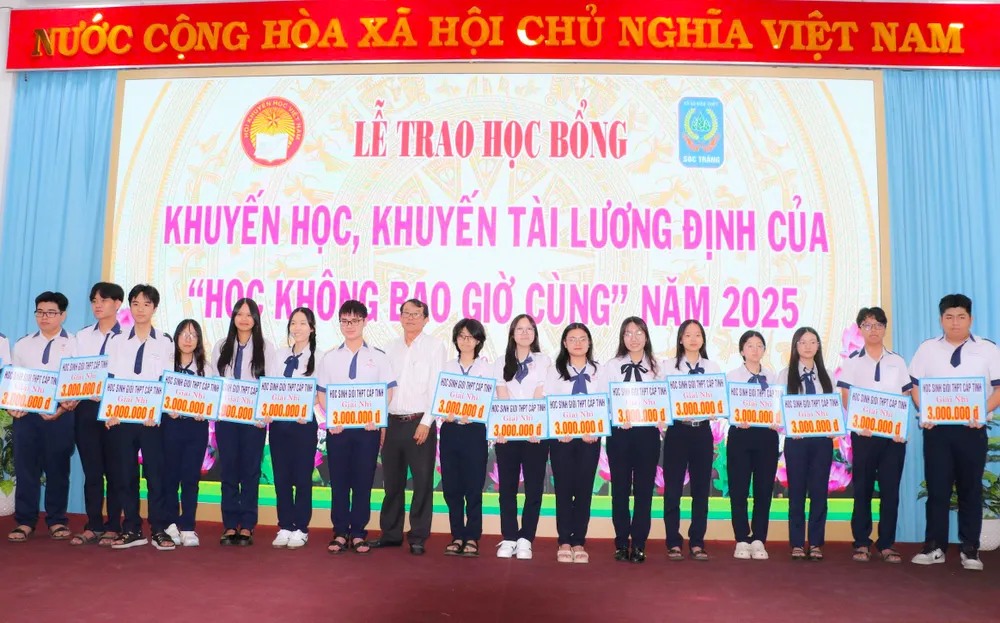 Phó Chủ tịch UBND TP Cần Thơ Nguyễn Văn Khởi trao học bổng Lương Định Của đến các em học sinh, sinh viên vượt khó học tốt c5c5c3c925b0afeef6a1.jpg
