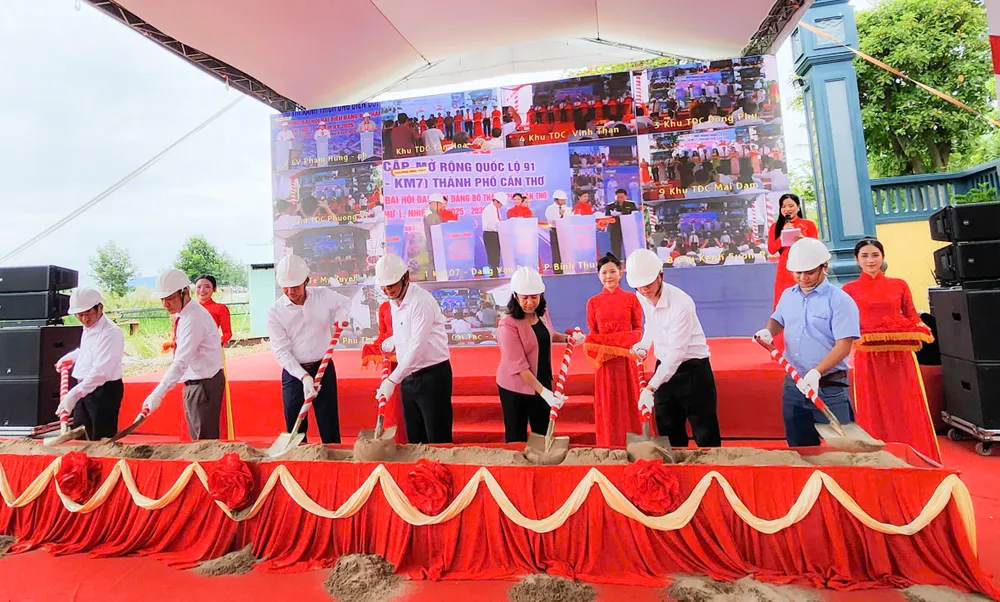 Các đại biểu khởi công xây dựng dự án Đường từ cầu chữ Y đến đường Võ Văn Kiệt (phường Phú Lợi, TP Cần Thơ), vốn đầu tư hơn 147 tỷ đồng 2515284438309892669.jpg