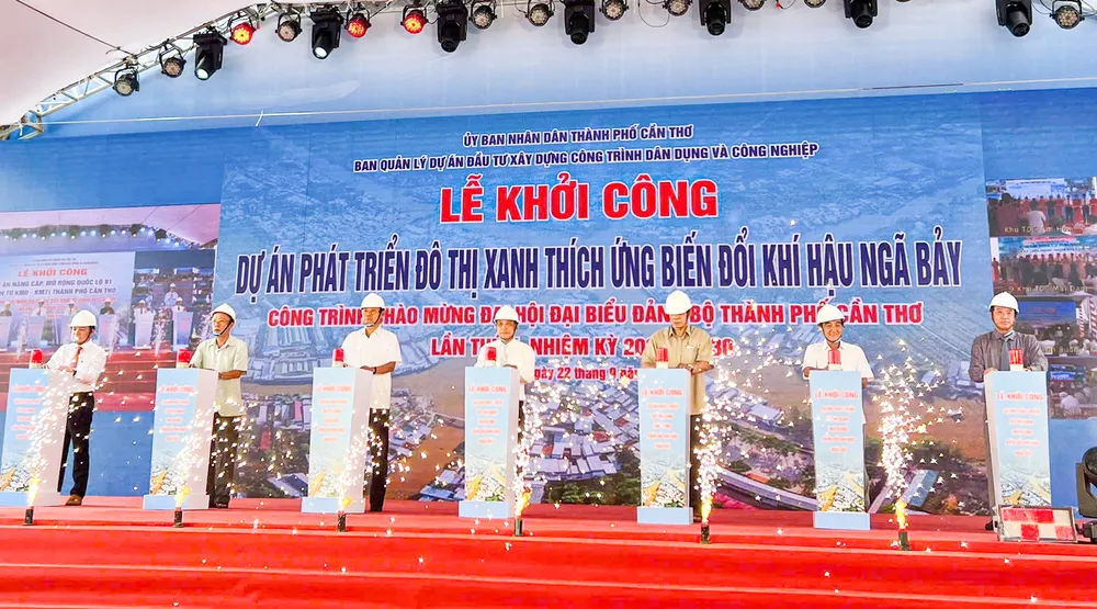 Các đại biểu thực hiện nghi thức khởi công Dự án Phát triển Đô Thị Xanh thích ứng biến đổi khí hậu thành phố Ngã Bảy 906059711753182778.jpg