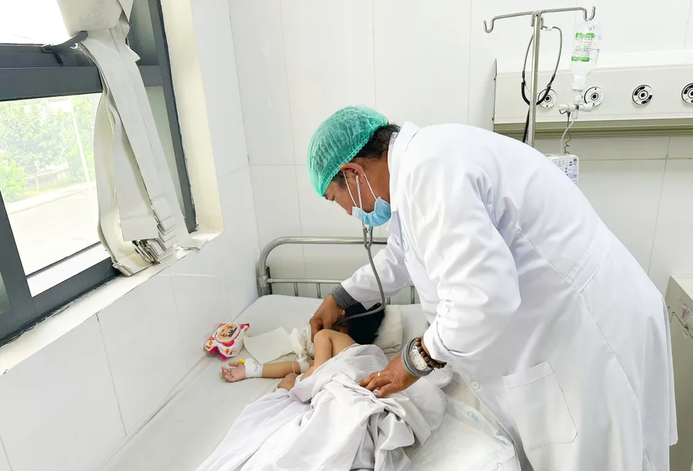 Bác sĩ thăm khám bé gái 4 tuổi sau phẫu thuật 675f33d411c79b99c2d6.jpg