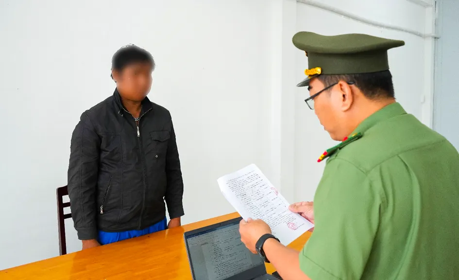 Công an TP Cần Thơ ra quyết định xử phạt vi phạm hành chính đối với N.H.Q. Ảnh: Công an TP Cần Thơ image_423.png