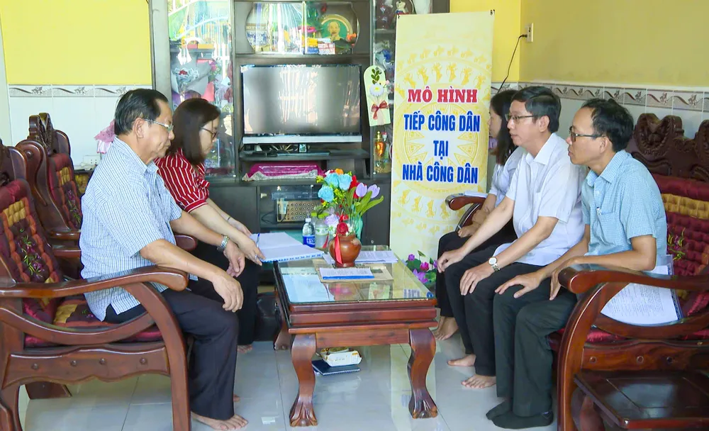 Lãnh đạo phường Phú Lợi ghi nhận khiếu nại tại nhà của người dân d7a00e973712bd4ce403.jpg