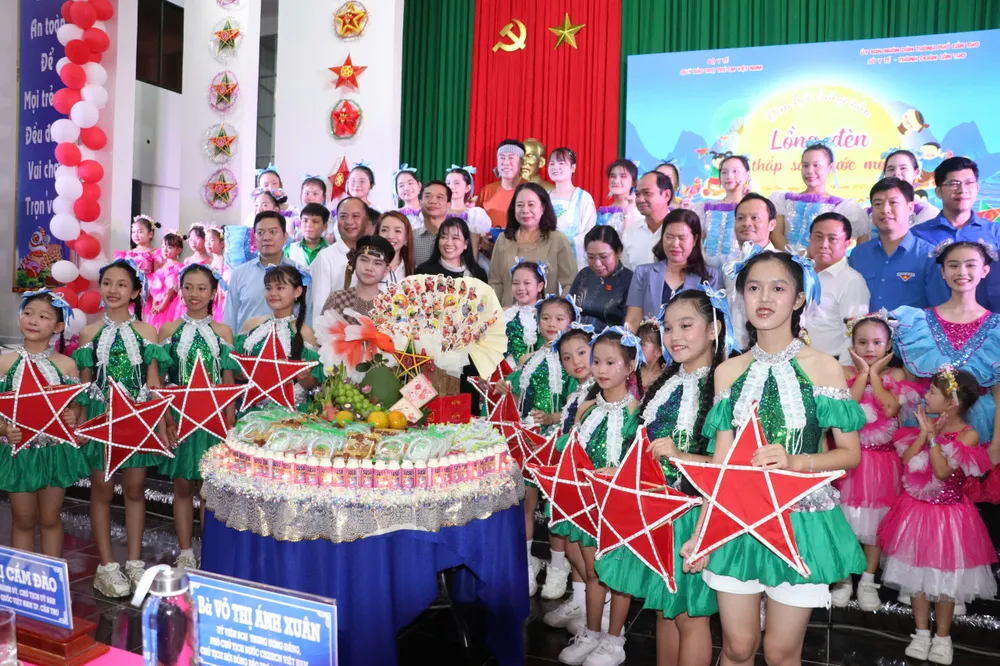 Phó Chủ tịch nước Võ Thị Ánh Xuân tham gia hoạt động "Phá cỗ Trăng rằm" với các thiếu nhi Cần Thơ 1103271953342715292.jpg
