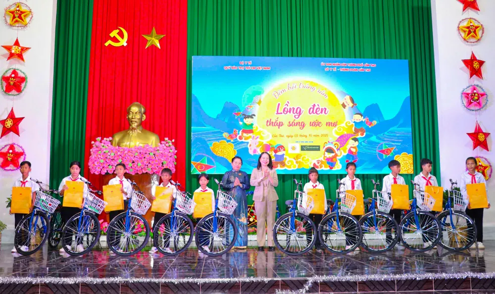 Phó Chủ tịch nước trao tặng xe đạp cho các em học sinh 1103271953342715292.jpg