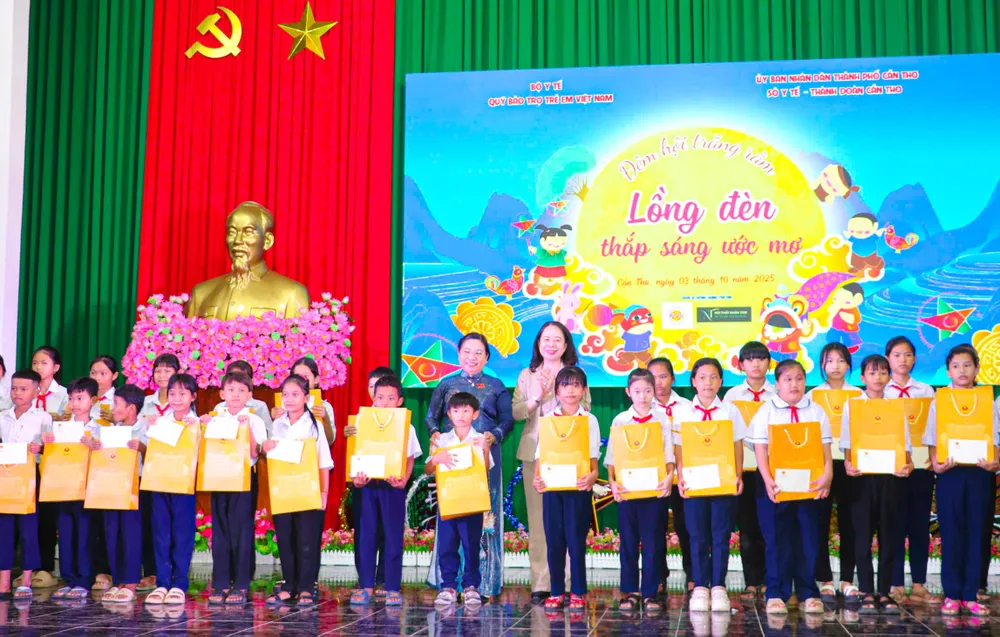 Phó Chủ tịch nước trao quà và học bổng cho các em học sinh vượt khó học giỏi 377ed67bbdef37b16efe.jpg