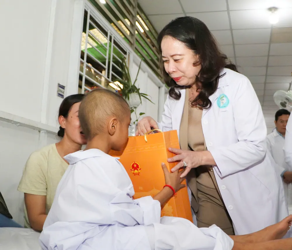 Phó Chủ tịch nước Võ Thị Ánh Xuân thăm, tặng quà cho bệnh nhi tại Bệnh viện Ung bướu TP Cần Thơ 65e8e605a38f29d1709e.jpg