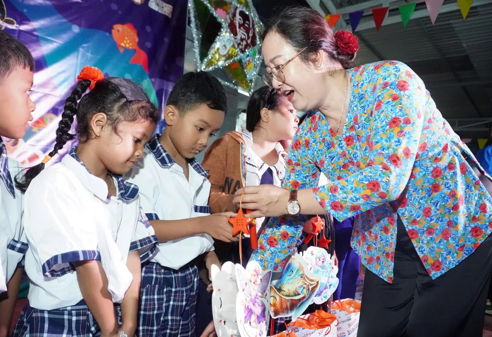 Bà Phan Thị Xinh Hưởng, Bí thư Đảng ủy, Chủ tịch HĐND xã Gia Hoà trao quà trung thu cho các em 1b49ed7a6be4e1bab8f5.jpg
