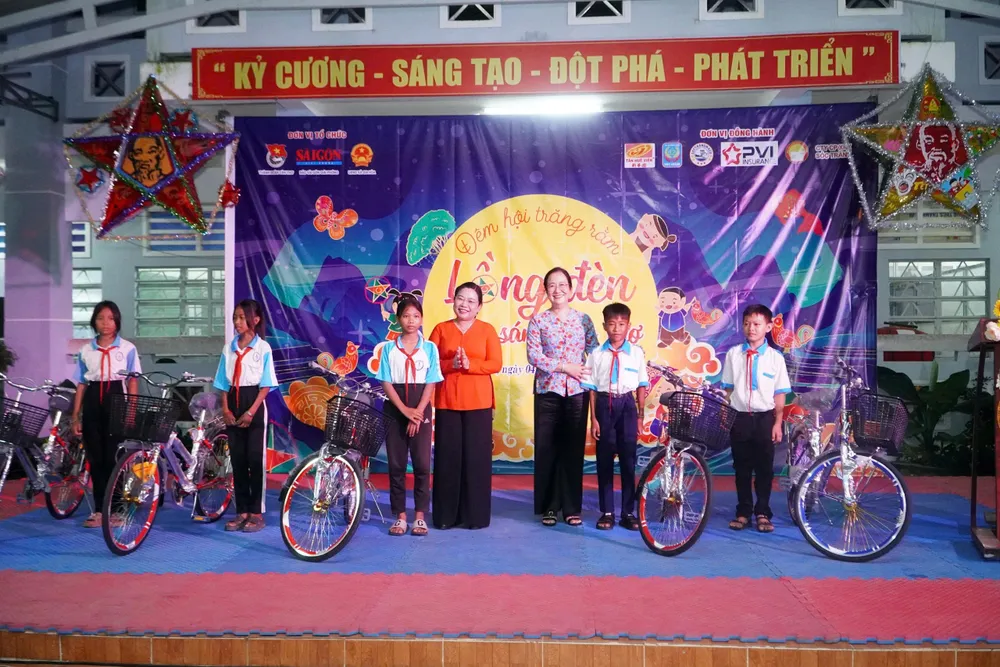 Lãnh đạo TP Cần Thơ và lãnh đạo xã Gia Hòa trao xe đạp cho các em học sinh vùng sâu vùng xa xã Gia Hoà 32d53f3bb7a53dfb64b4.jpg