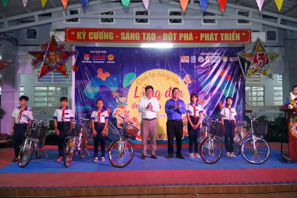 Đại diện Báo SGGP và Thành đoàn Cần Thơ trao xe đạp cho học sinh vượt khó học giỏi 469813f5946b1e35477a.jpg