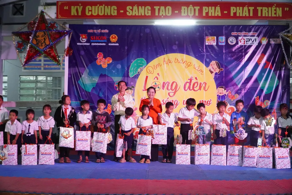 Bà Hồ Thị Cẩm Đào và lãnh đạo Công ty TNHH MTV Xổ số kiến thiết Sóc Trăng trao quà trung thu cho các em 5ad43d1d7f84f5daac95.jpg