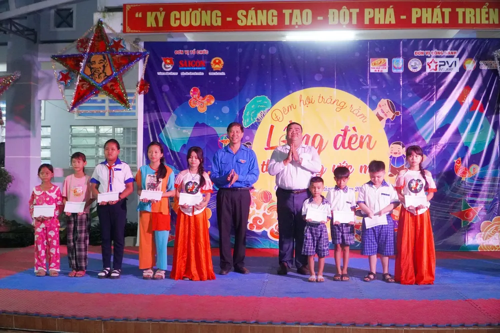 Trao học bổng cho các em học sinh vượt khó học giỏi 823d3563b2fd38a361ec.jpg