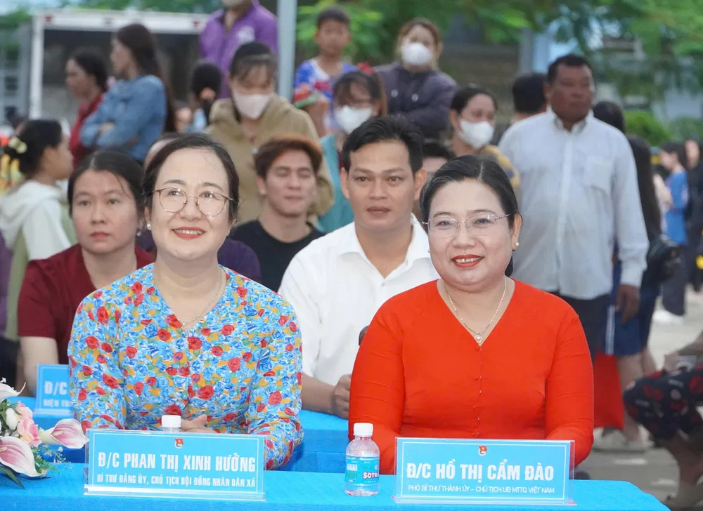 Bà Hồ Thị Cẩm Đào, Phó Bí thư Thành ủy, Chủ tịch Ủy ban MTTQ Việt Nam TP Cần Thơ (phải) tham dự chương trình 826bb04e38d0b28eebc1.jpg