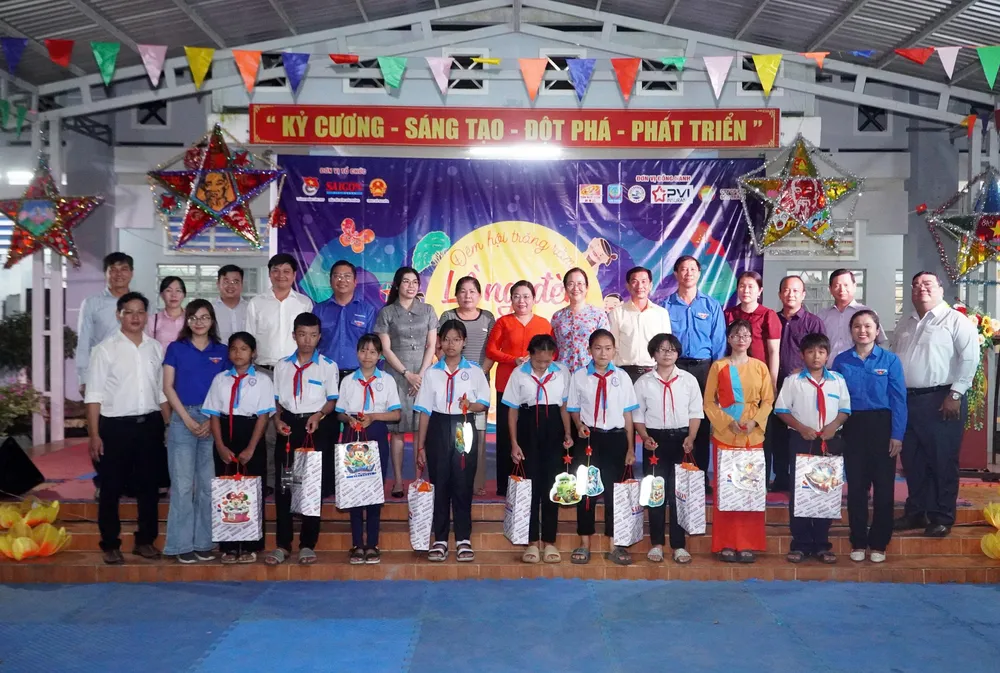 Các đại biểu tham dự chương trình chụp hình lưu niệm b1a8abfb2d65a73bfe74.jpg