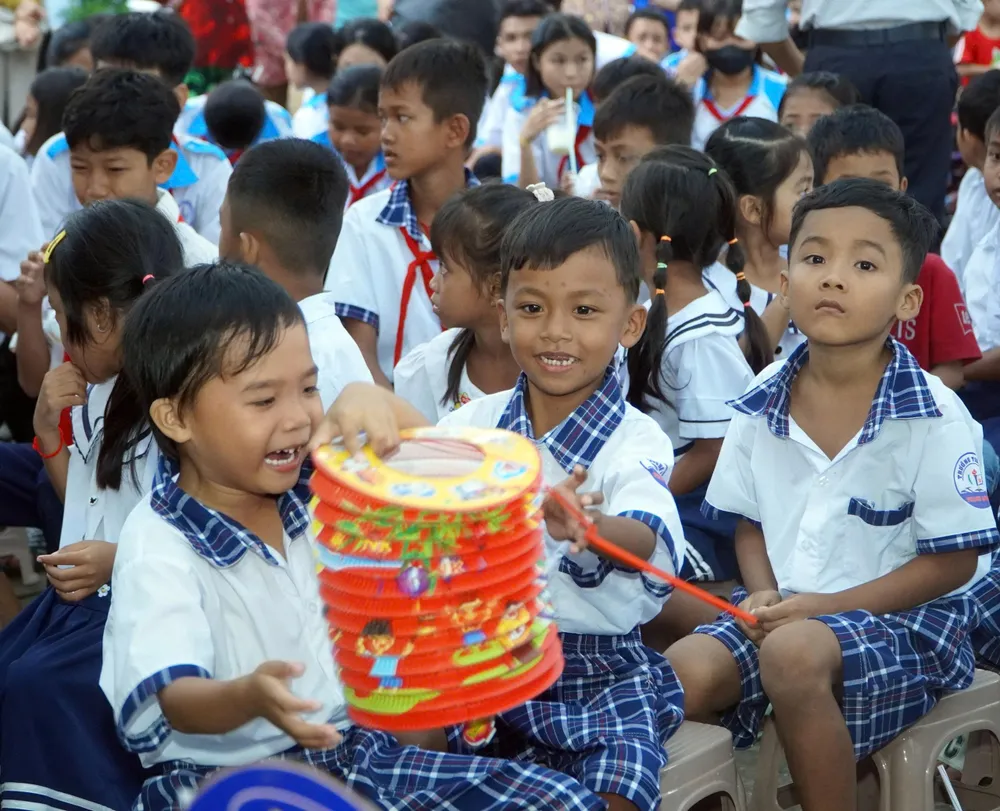 Các em nhỏ vui tươi trước giờ chương trình diễn ra dbd0e31a6a84e0dab995.jpg