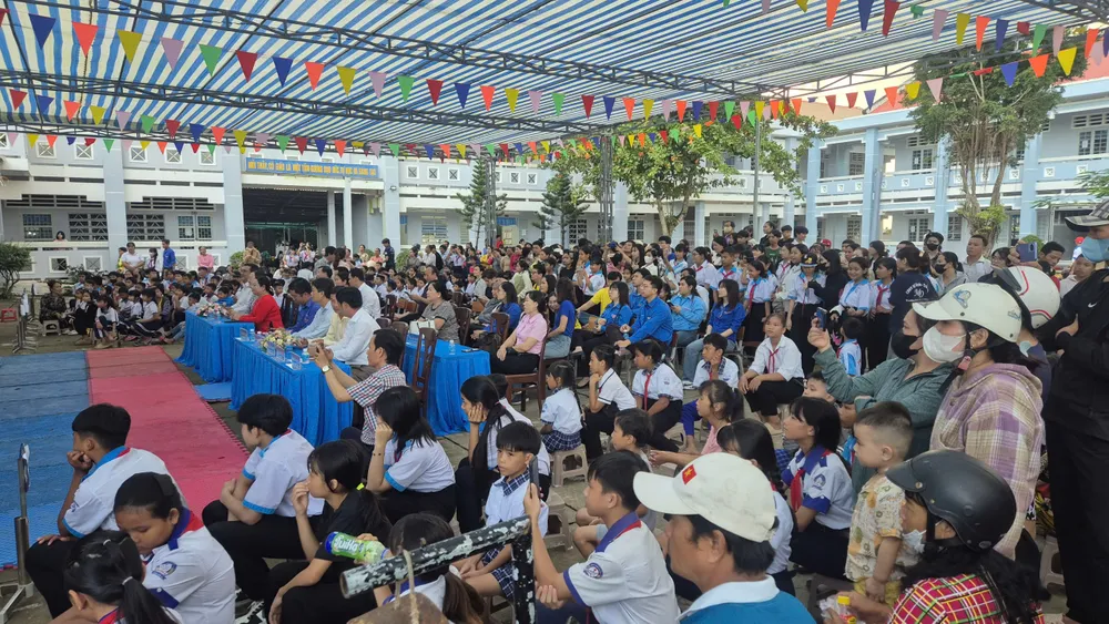 Đông đảo các em học sinh và phụ huynh háo hức tham gia chương trình f198b0b93d26b778ee37.jpg