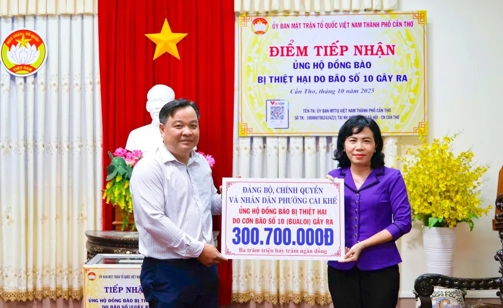 Lãnh đạo Ủy ban MTTQ Việt Nam TP Cần Thơ tiếp nhận đóng góp từ các đơn vị C phường Cái Khế.jpg
